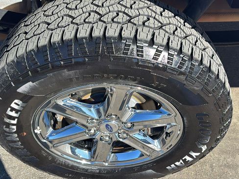 Used 2019 Ford F150 Lariat w/ Equipment Group 502A Luxury image 8