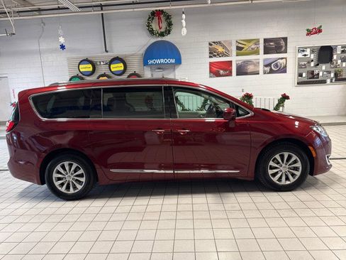 Used 2018 Chrysler Pacifica Touring-L Plus w/ Advanced Safetytec Group image 2