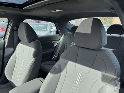 Certified 2025 Hyundai Elantra SEL image 18