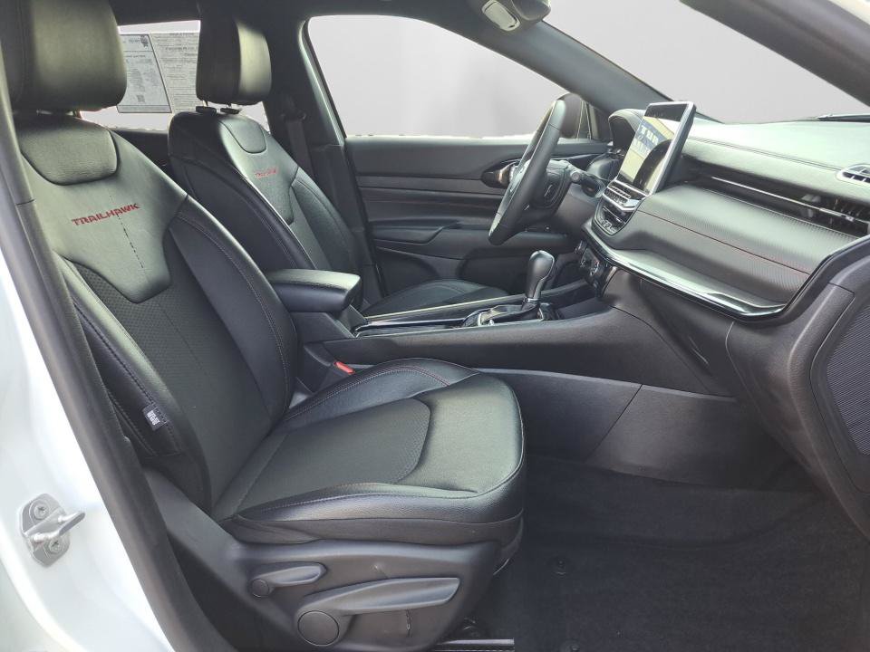Used 2025 Jeep Compass Trailhawk AWD/4WD image 18