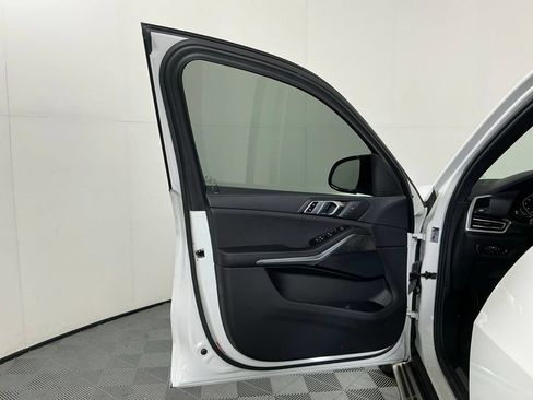 Used 2022 BMW X5 xDrive40i w/ Parking Assistance Package AWD/4WD image 19