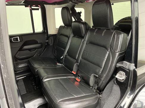 Used 2018 Jeep Wrangler Unlimited Sahara image 10
