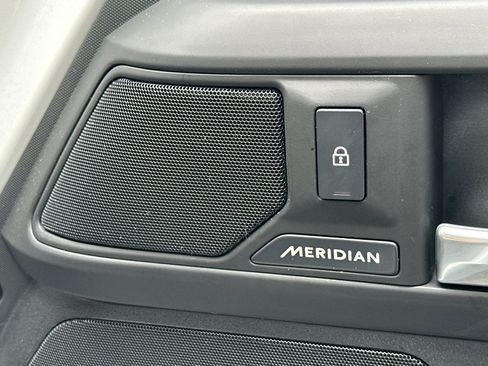 Used 2025 Land Rover Defender 110 S image 16