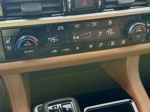 Used 2024 Nissan Pathfinder Platinum image 18