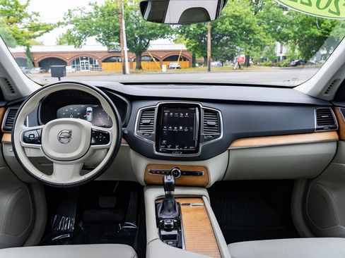 Used 2022 Volvo XC90 T6 Momentum w/ Climate Package AWD/4WD image 10