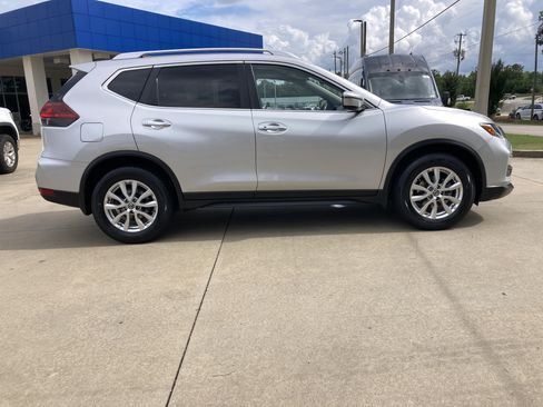 Used 2020 Nissan Rogue SV FWD image 13