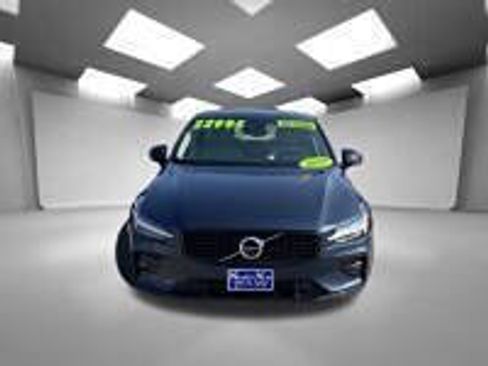 Used 2022 Volvo S60 B5 Inscription image 3