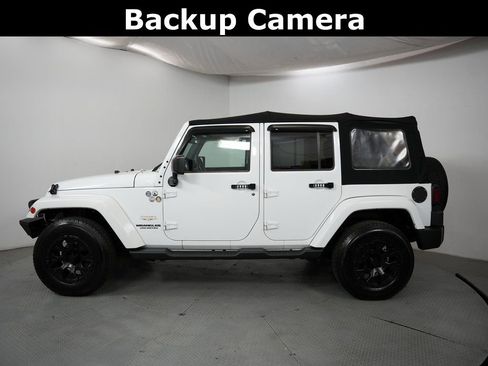Used 2015 Jeep Wrangler Unlimited Sahara w/ Connectivity Group AWD/4WD image 5