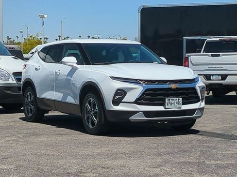 Used 2025 Chevrolet Blazer LT FWD image 2