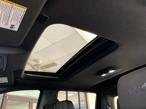 Used 2020 Chevrolet Silverado 1500 High Country w/ Technology Package AWD/4WD image 19