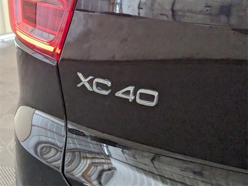 Used 2019 Volvo XC40 T5 Momentum image 11