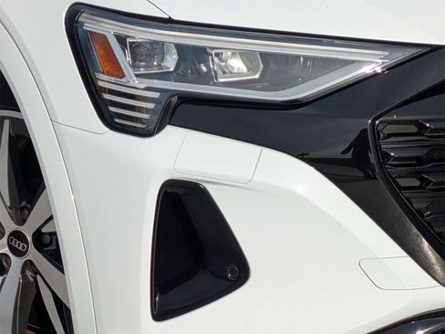 Used 2024 Audi Q8 e-tron Premium image 25