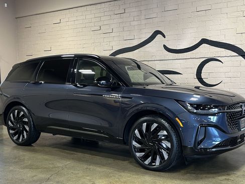 Used 2024 Lincoln Nautilus Reserve w/ Equipment Group 202A image 2