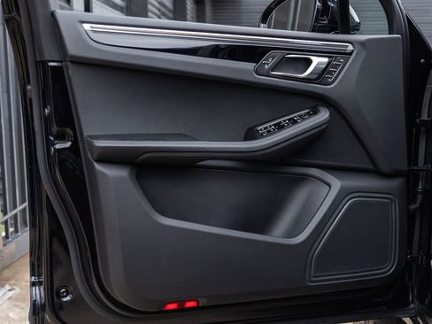 Certified 2023 Porsche Macan AWD/4WD image 21