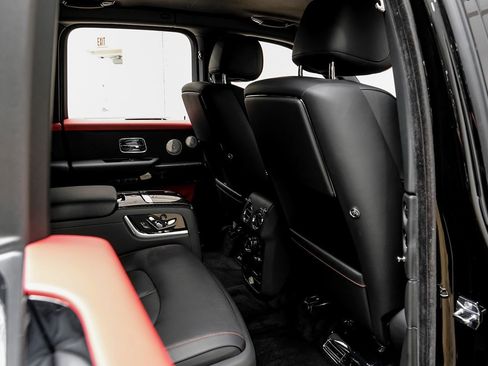 Used 2022 Rolls-Royce Cullinan Black Badge w/ Dark Exterior Package AWD/4WD image 33