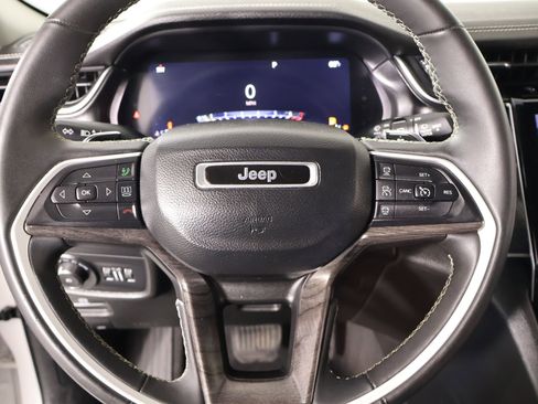 Used 2023 Jeep Grand Cherokee Limited image 3