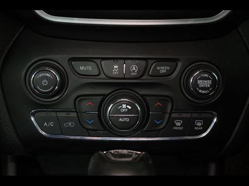 Used 2019 Jeep Cherokee Latitude Plus w/ Comfort/Convenience Group FWD image 21