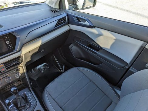 Certified 2022 Volkswagen Taos SE w/ Driver Assistance Package image 16