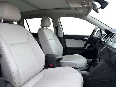 Used 2018 Volkswagen Tiguan SE w/ Panoramic Sunroof Package image 15