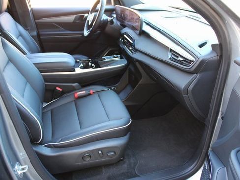 Used 2025 Buick Enclave Preferred image 17