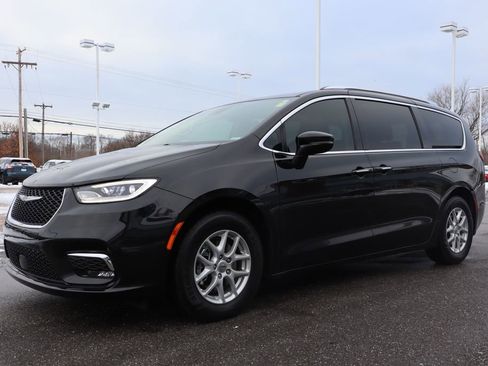 Used 2021 Chrysler Pacifica Touring-L w/ Uconnect Theater Family Group image 7