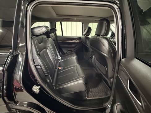 Used 2023 Jeep Grand Cherokee Limited w/ Black Appearance Package AWD/4WD image 10
