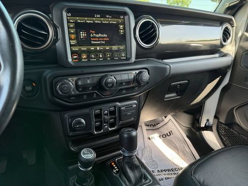Used 2022 Jeep Wrangler Unlimited Sahara AWD/4WD image 31