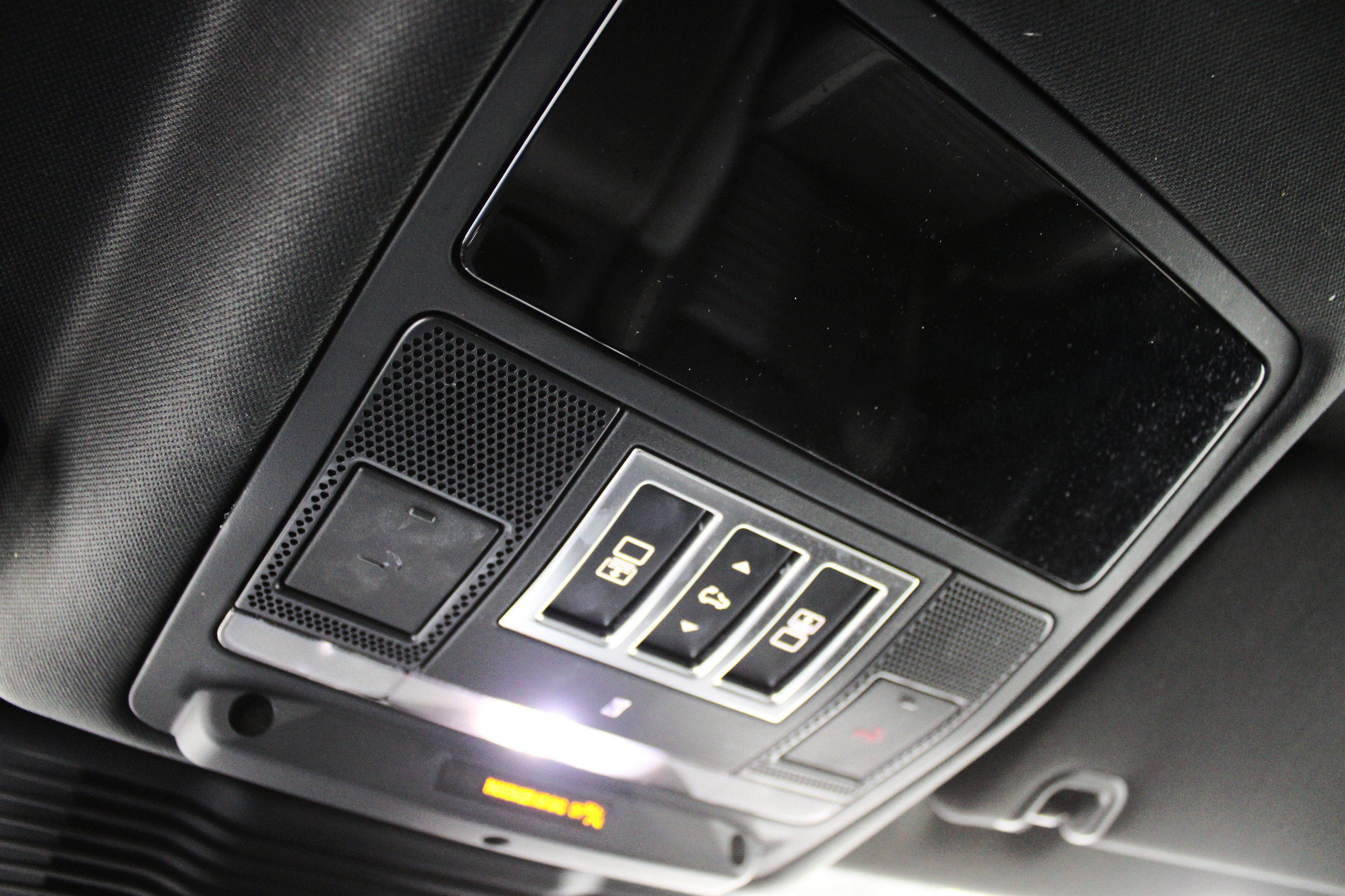 Used 2024 Land Rover Discovery Dynamic SE AWD/4WD image 19
