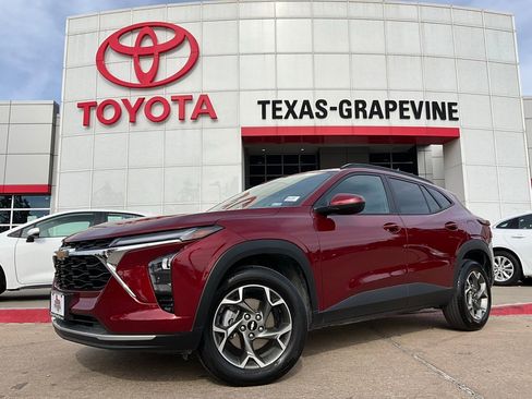 Used 2025 Chevrolet Trax LT image 2