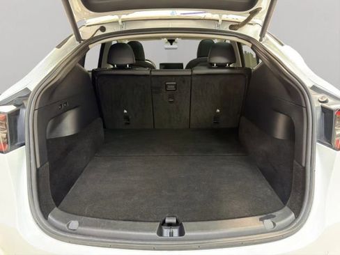 Used 2022 Tesla Model Y Long Range image 17