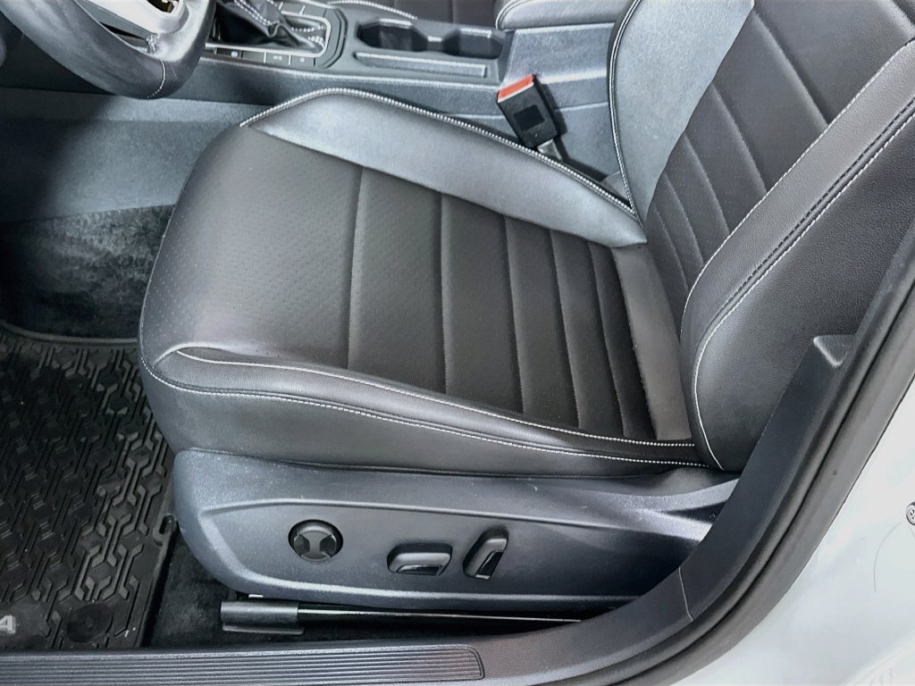 Used 2024 Volkswagen Jetta SE w/ Black Wheel Package FWD image 9