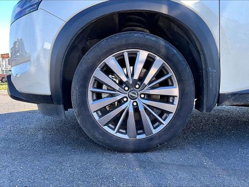 Used 2024 Nissan Pathfinder SL w/ SL Premium Package FWD image 2