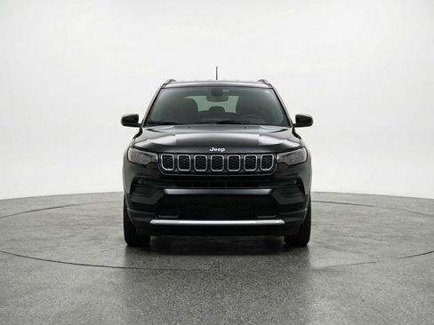 Used 2025 Jeep Compass Latitude image 2
