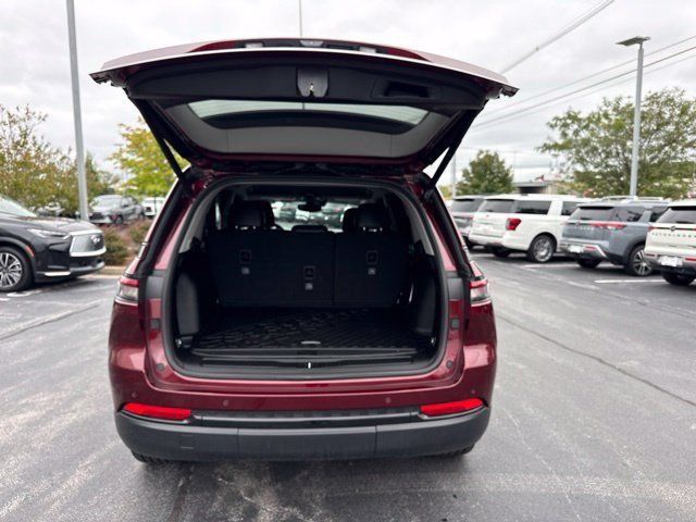 Used 2023 Jeep Grand Cherokee Limited w/ Black Appearance Package AWD/4WD image 15