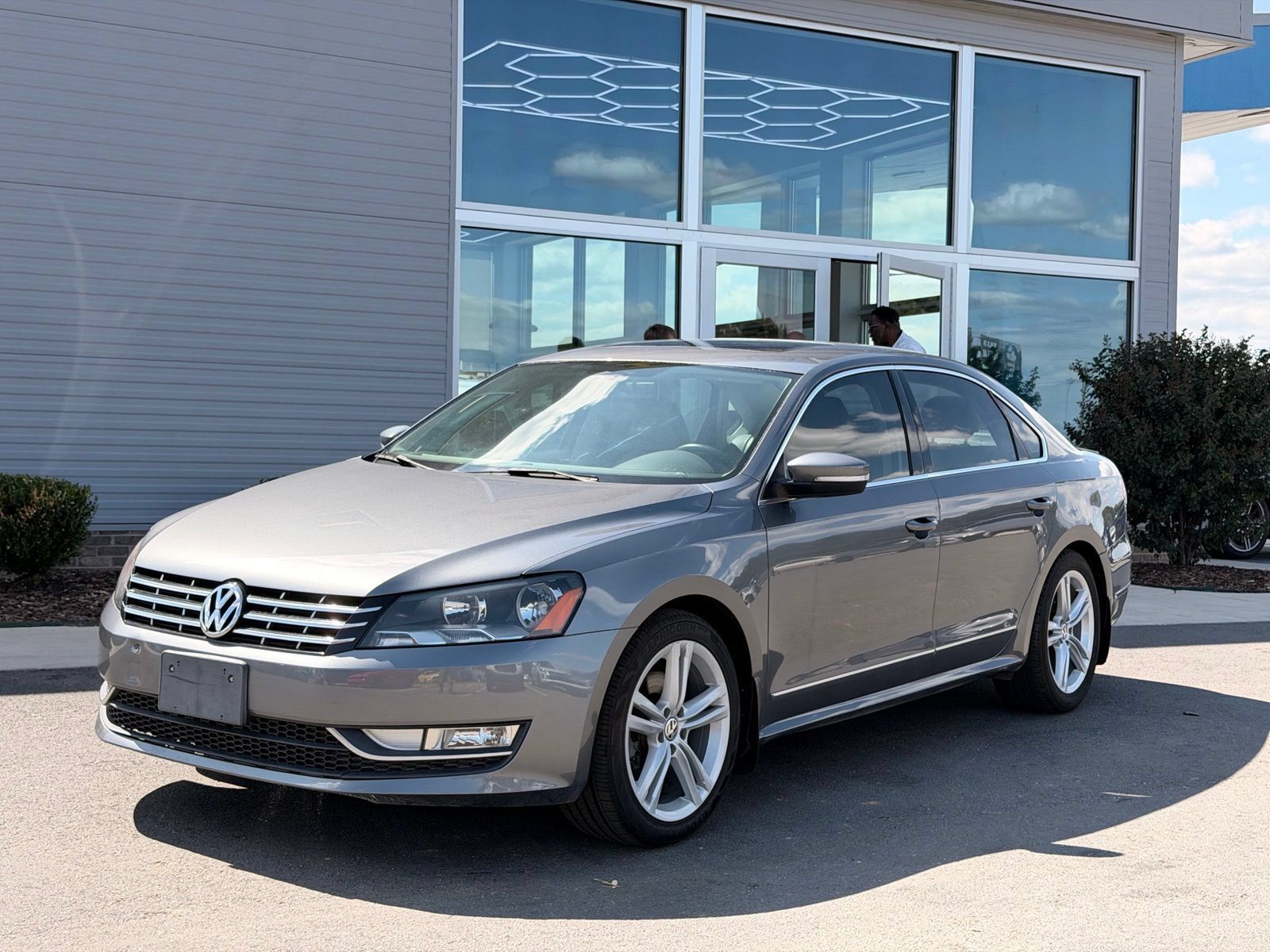 Used 2015 Volkswagen Passat TDI SEL Premium FWD image 10