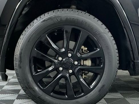 Used 2019 Jeep Grand Cherokee Altitude RWD image 11