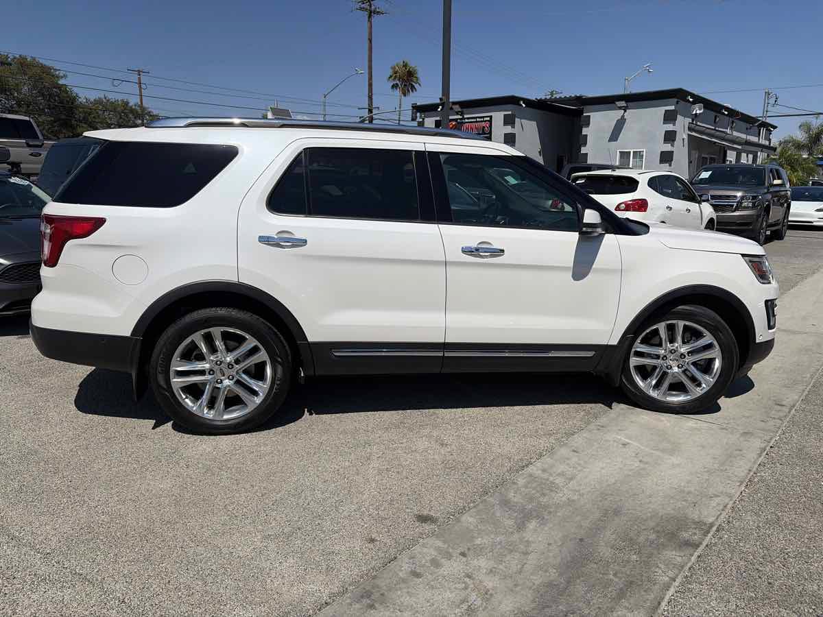 Used 2017 Ford Explorer Limited w/ Equipment Group 301A FWD image 4