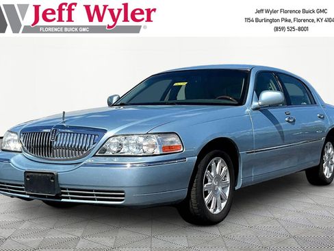 Used 2011 Lincoln Town Car Signature Limited RWD image 1
