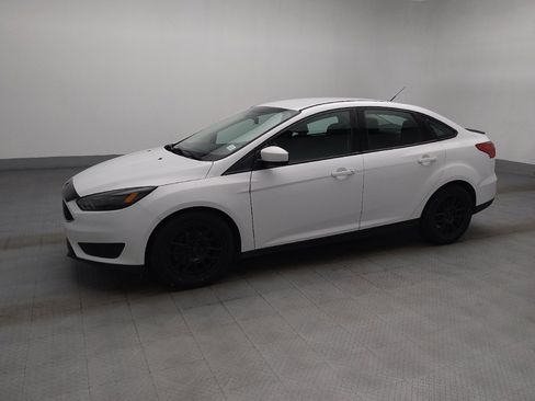 Used 2018 Ford Focus SE FWD image 2