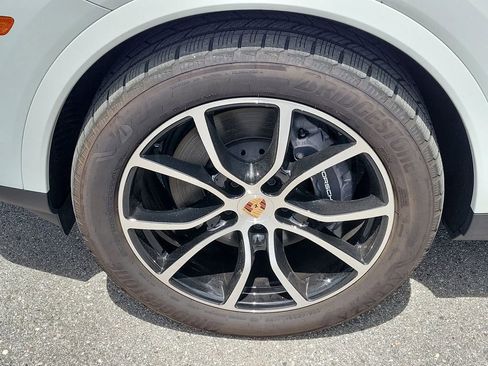 Certified 2025 Porsche Cayenne AWD/4WD image 12