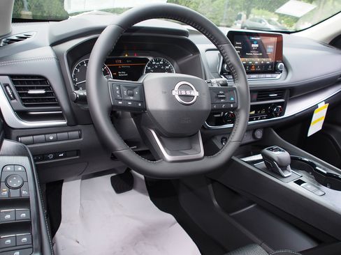 Used 2026 Nissan Rogue SV AWD/4WD image 14