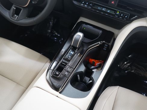 Used 2025 Toyota Crown Limited image 17