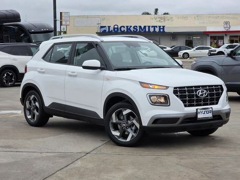 New 2025 Hyundai Venue SEL image 2