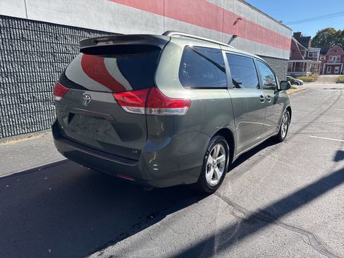 Used 2014 Toyota Sienna LE image 23