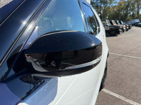 Used 2019 Land Rover Discovery SE image 9