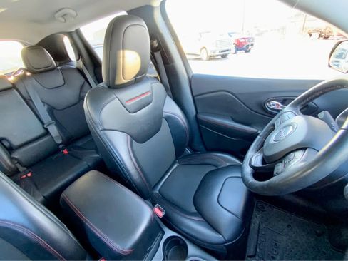 Used 2021 Jeep Cherokee Trailhawk w/ Comfort/Convenience Group image 28