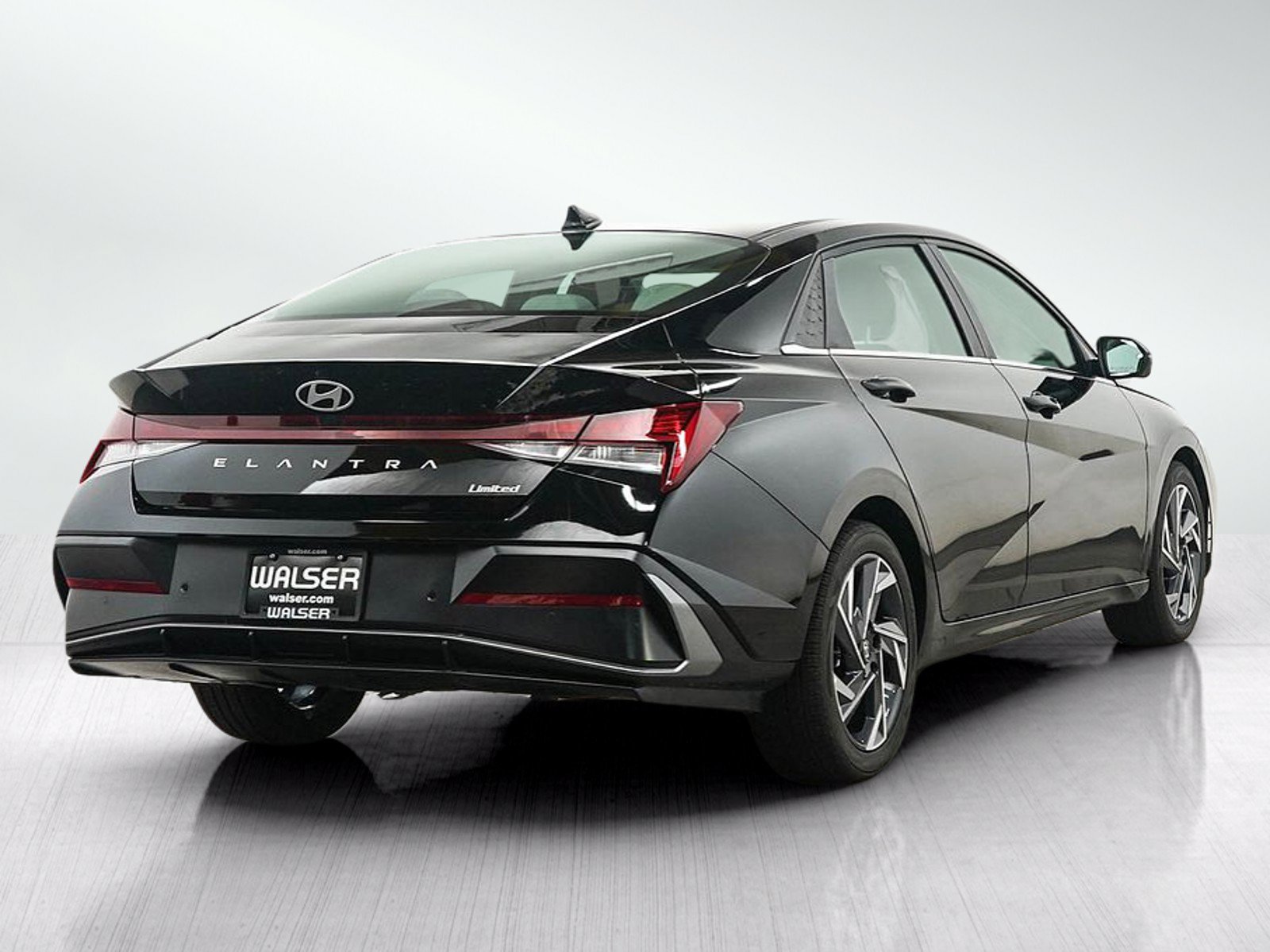 Used 2024 Hyundai Elantra Limited FWD image 5