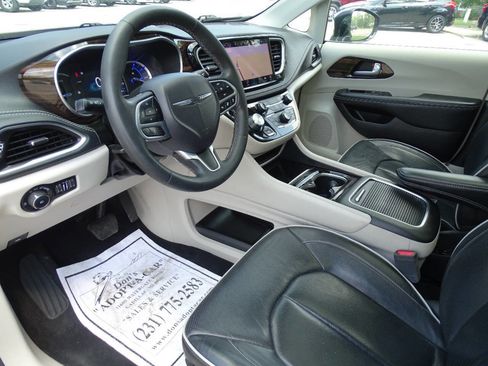 Used 2023 Chrysler Pacifica Limited image 13