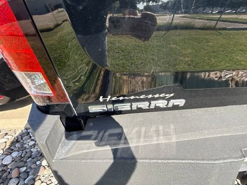 Used 2011 GMC Sierra 2500 Denali w/ Suspension Package, Off-Road AWD/4WD image 10