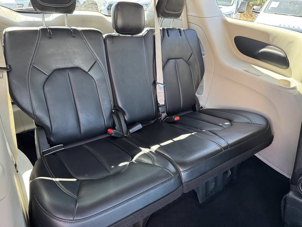 Used 2023 Chrysler Pacifica Touring-L FWD image 18